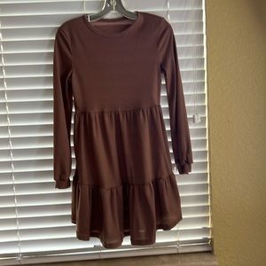 Short dress 35 inch long. Poliéster. Long sleeve. S. Barely worn. Color tan